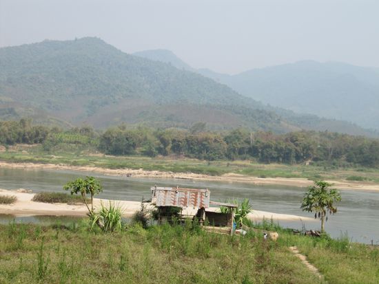 Immer am Mekong lang. Der Mekong bildet über weite Strecken die Grenze zwischen Laos und Thailand.