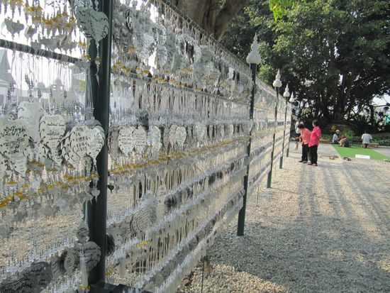 Mit Glückstäfelchen, wie die Schlösser auf der Deutzer Brücke.