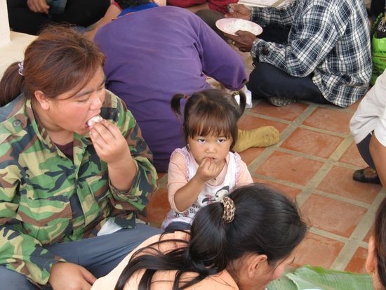 Die Forrest-Care-Gruppe (man hatte ein bißchen Blätter im Wald gefegt) macht Mittagspause und lud uns ein, dabei zu sein.
