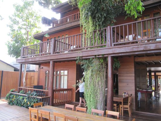 Unser Teak-Gasthaus in Mae Hong Son, direkt am Fluß.