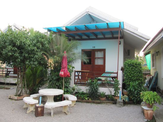 Das ist unser Häuschen. Der blaue Himmel fehlt (nur auf dem Foto). Der Innenraum besteht aus einem riesigen Bett, einem Kleiderständer, TV und Super-WiFi.