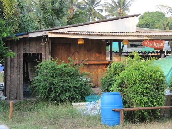 Hier wohnt Catwiesel. Bei uns gegenüber, ohne Strom übrigens. Catwiesel sieht aus wie Catwiesel und schneidet auch den Kids manchmal Grimassen. Catwiesel "arbeitet" 50m weiter in einem Eis- und Fischladen, füllt aber auch Kühlschränke auf und döst auch gern im Schatten, wenn nichts los ist. Und das ist fast immer so. Er hat immer die gleiche "weiße" Hose und Jacke an, darüber einen Sombrero. Natürlich ist er herzensgut, grüßt immer höflich, und brauchen tut er wahrscheinlich nichts.