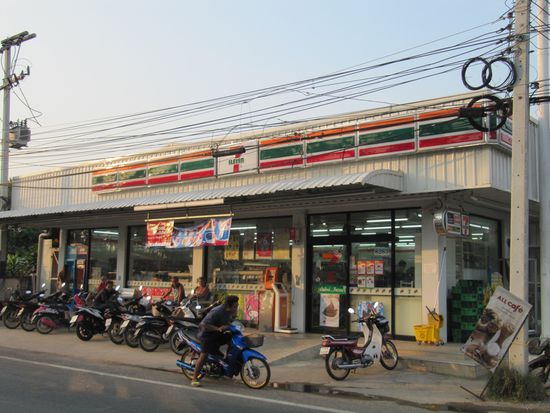 Und - das wichtigste Gebäude im Ort - der 7eleven Laden. Man kauft ein Eis und setzt sich davor und sieht ...