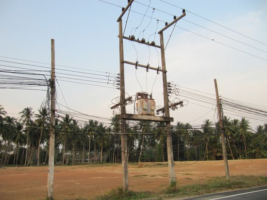 Dies die Haupt-Neben-Stromverteilung des Dorfes, wo auch unser Strom herkommt. Wenn man Glück hat, kommt der Elektriker auf einer Leiter und behebt einen Schaden. Also, wenn er Glück hat. Man kann stundenlang darunterstehen und ihm zusehen. Das macht ihm nichts. Nicht so, wie bei uns, wo jeder ein komisches Gefühl hat, wenn man ihm auf den Schreibtisch oder in den PC schaut. Wenn er den Fehler findet, ist er stolz. Und - das kann er auch sein!!!