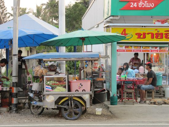 ... gegenüber die Straßenverkäufer und den Tesco-Laden. Der ist seit 2 Jahren neu und wird noch nicht so akzeptiert.