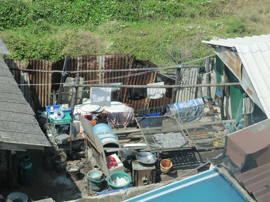 Ein normaler Hinterhof - mit Fisch-Trocknung.