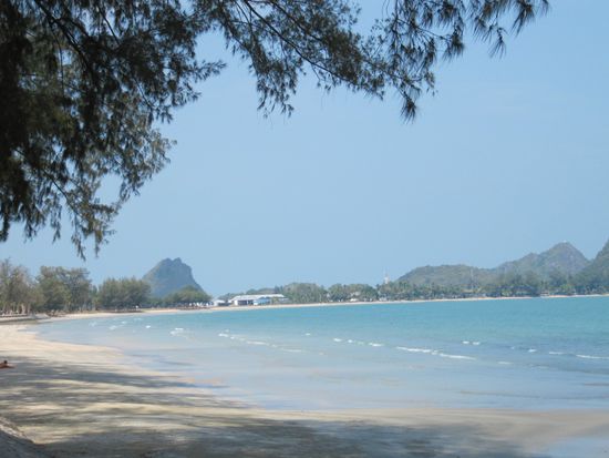 Der Ao Manao Beach in Pratchuap. Hinten in Richtung Bergspitze verläuft eine imposante Start- und Landebahn der Royal Thai Air Force, die man ohne weiteres mit dem Fahrrad oder sonst wie überqueren kann - wir sind eben in Thailand.