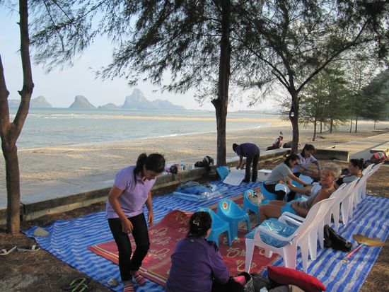 Abends - kühler Wind, bei der Fuß-Massage. Um 18:00 Uhr ziehen die Damen dann ihre Winterjacken an - bei 30 Grad.