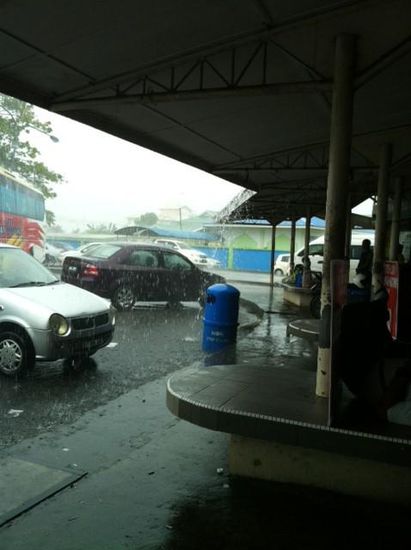 Regen am Bus Terminal