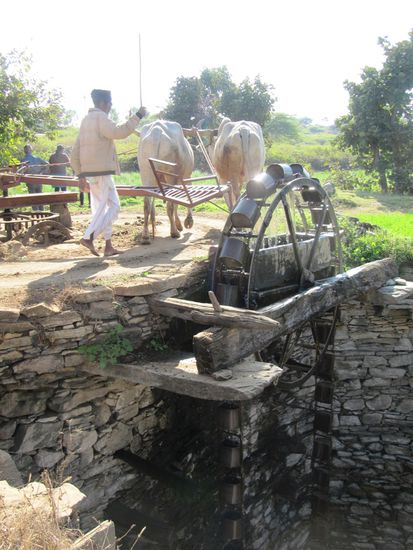 Auf dem Weg ... ein altes Wasserrad zur Bewässerung der Felder.