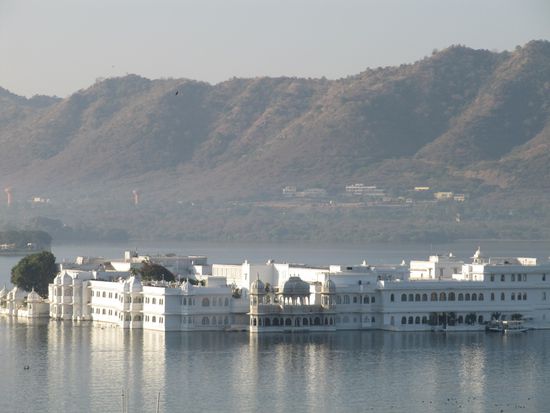 Lake Palace Hotel - mitten im See - bekannt durch 007.