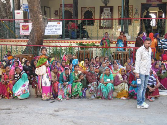Frauen - die warten. Auf was - haben wir nicht rausbekommen. Aber Warten ist in Indien schon angesagt.