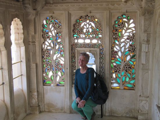 ... mit bunten Fenstern ...