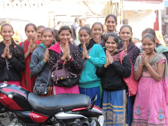 Mädels am Eingang vor dem Jagdish-Tempel. Lustig: Hillo machte diese Geste nur, um sich für das Foto zu bedanken - die Mädels verstanden es als Aufforderung und alle machten es ihr nach.