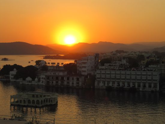 Sonnenuntergang vom Roof-Top unseres Hotels in Udaipur.