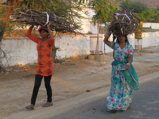 Auch hier: Schwere Arbeit von Frauen.