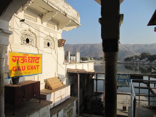 Das Gau Ghat am heiligen See, wo auch Gandhis Asche verstreut wurde. Hier hatten Hillo und ich eine hinduistische Zeremonie "Puja" mit einem Priester. Man hockt sich am See nieder, es werden geheimnisvolle Worte gesprochen, die wir nachsprechen, "OHM" war auch dabei, Rosenblätter und Reis werden im See vertreut und der rote Stirnpunkt darf auch nicht fehlen. Und dann gehört auch noch ein Armbändchen (Hillo links, Erich rechts) dazu. Alles "For good luck". Bzw. für 500 INR - das wollte dann unser selbstloser Priester haben. Wir konnten uns dann auf 100 INR einigen, was der Freundschaft keinen Abrucht tat.