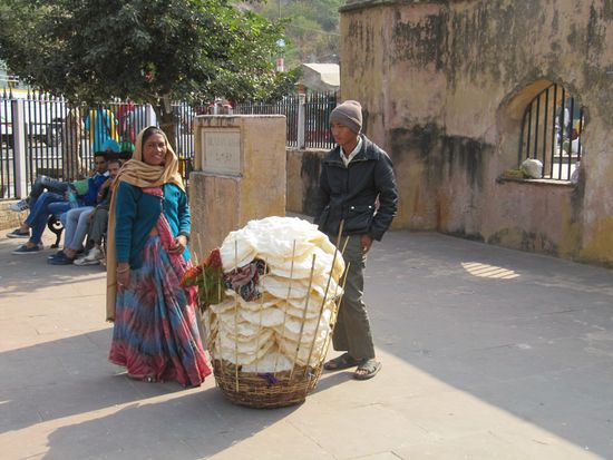 Chapati - Verkäuferin am Eingang.