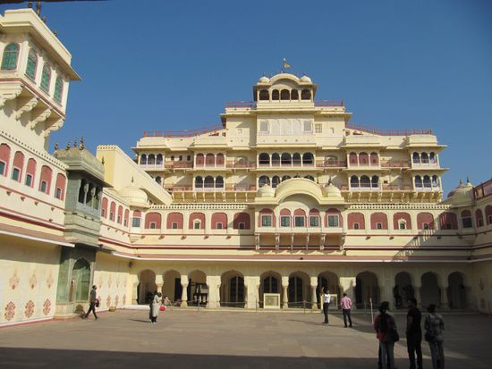 ... mit weiten Innenhöfen ..