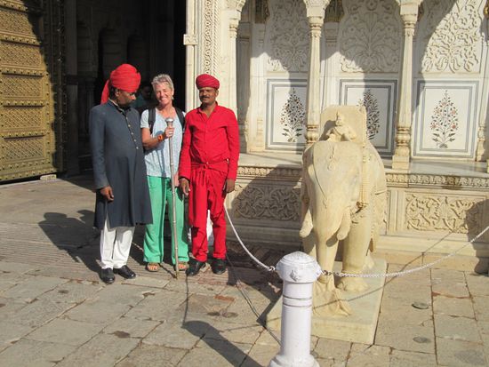 ... und netter Bewachung.