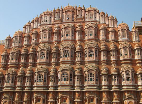 Der Hawa Mahal - Palast der Winde - ist nur Fassade. Sie diente allein dazu, den Haremsdamen den Ausblick auf die zu Ehren des Herrschers oder an religiösen Festtagen veranstalteten pompösen Festumzüge zu ermöglichen, ohne selbst sichtbar zu sein.