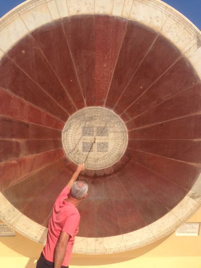Das Jantar Mantar Observatorium in der Nachbarschaft des Palastes hat eine Fülle von großen, ziemlich genauen astronomischen Meßgeräten. Die Sonnenuhr hier ging wirklich exakt (naja c.t., aber wir sind ja auch Indien).