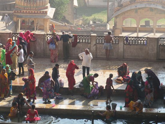 Die Dorfbewohner waschen sich ausgiebig an der Süßwasserquelle, bevor sie den Tempel betreten.