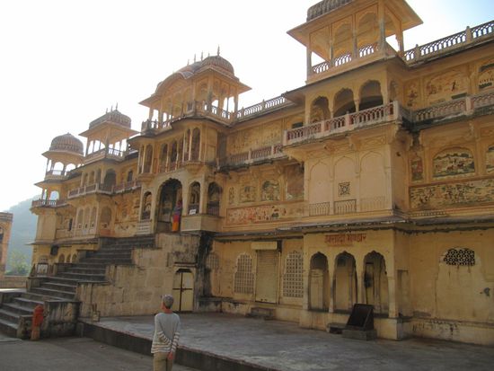 In den Innenhöfen wird unabläßig gebetet, während draußen die Affen flitzen.