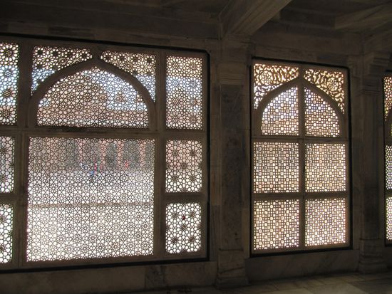 Reich verzierte Jali-Gitter.