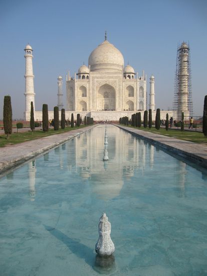 Vier Minarette mit einer Höhe von 40 Metern rahmen das Grabmal ein.