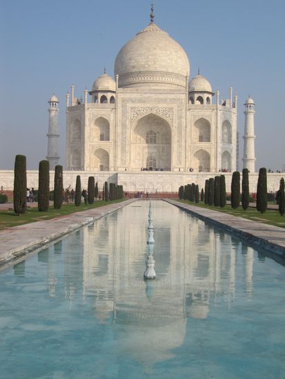 Im Lotusbecken spiegelt sich das Mausoleum. Fast jeder Besucher lässt sich hier fotografieren.