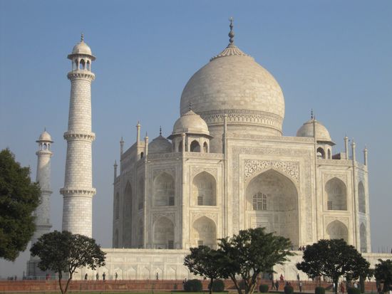 Der weiße Marmor des Taj Mahals strahlt in der Sonne und durch den Kontrast zum strahlend blauen Himmel wirkt es noch majestätischer.
