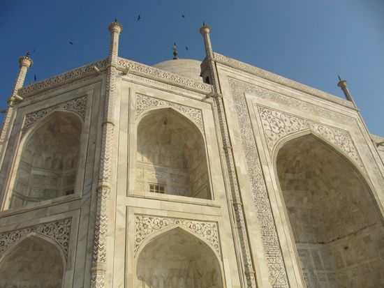 Überall ist man umgeben von grünen Bäumen und beeindruckender Architektur aus der Mogulzeit.