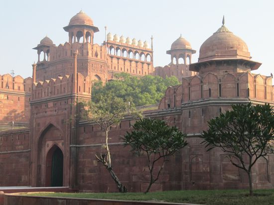 Das Rote Fort von Agra liegt auf einem aufgeschütteten Hügel am Ufer des Yamuna-Flusses und ist nur etwa 2,5 Kilometer vom Taj Mahal entfernt. Vor 30 Jahren konnte man von hieraus das Taj klar und deutlich vor blauem Himmel sehen - das ist leider nicht mehr so.