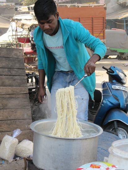 Nudel-Koch auf dem Markt.