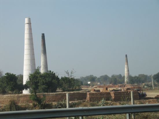 Auf dem Weg nach Delhi: eine Vielzahl von Ziegelbrennereien.