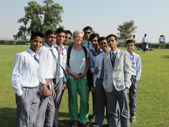 Beim Raj Ghat ... (haben wir uns auf der Wiese mit diversen Schulklassen versucht auszuruhen, allein die Fotos hatten natürlich Priorität)