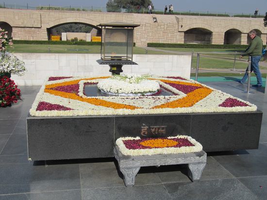 ... hier ist die Verbrennungsstätte von Mahatma Gandhi.