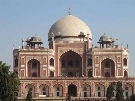 Humayuns Tomb - der Grabbau erhebt sich inmitten einer weiträumigen, geometrisch angelegten und von vier Wasserläufen durchzogenen Anlage ...