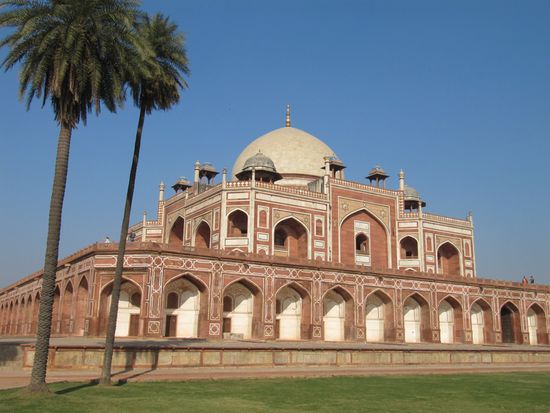 ... schön, und mitten in Delhi mit viel Garten und Grün.