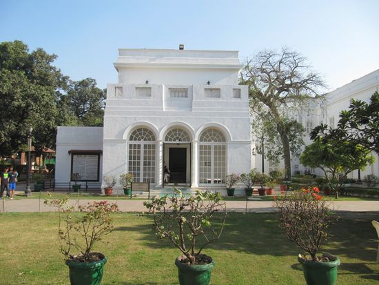 Und hier sein Haus in Delhi mit dem letzten Weg, den er vor seiner Ermordung am 30. Januar 1948 ging.
Die Spuren des großen Mahatma Gandhi sind überall in der Stadt und in Indien zu finden. PS. Sogar auf allen Geldscheinen. Ob das in seinem Sinne ist ???