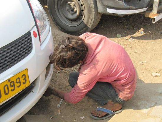 Ausgerecht die Hupe ging dann kaputt - kurz vor einer schwierigen Bergstrecke. Himmel ! Jetzt wurden aber alle Register gezogen, um diese dann zu reparieren. Nachdem wir ca. 15 Werkstätten aufgesucht hatten, die allerdings alle Hupen-untauglich waren, hat dann ein Straßenhändler vor dem Fort in Agra eine neue besorgt und gleich eingebaut. Die 450 Rupien waren gut angelegt. Wir konnten dann auch weiter. Hupend. Hare-Krishna.