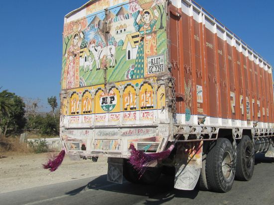 Auf Hindernisse wird voll zugerauscht und dann abrupt gebremst - damit ja niemand sich dazwischen schiebt.
Einmal nur hat unser Fahrer Respekt gezeigt: als 2 starke Bullen mit immensen Hörnern mitten auf der Straßen in einem Bull-Fight verwickelt waren - da durften wir sogar einige Minuten warten.