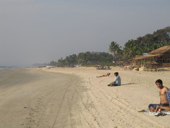 Weiter Sandstrand am arabischen Meer, 33 Grad. Morgens wird es früh sehr heiß. Eine weiß-glühende Sonne steigt auf. Gegen Nachmittag dann eine kühle Briese vom Meer. 6 Uhr Sonnenuntergang. Dann ganz schnell stockdunkel.