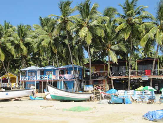 Traumstrand mit Hütten direkt am Meer.