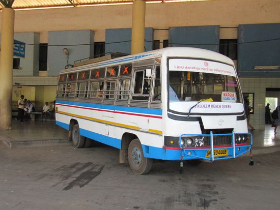 Unser Bus von Palolim nach Madgao. Interessanterweise kostete die Hinfahrt (40km, insg. 3 Std.) noch 3 € für uns beide, die Rückfahrt dann nur noch 1 € !!!??? Wir fahren jetzt nur noch zurück.