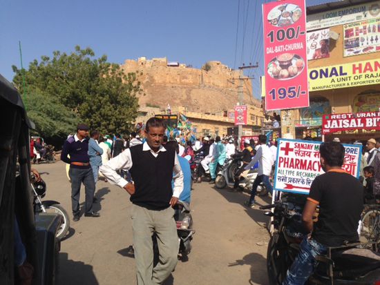 Hier in Jaisalmer, wo wir wegen einer moslemischen Feier 5 Minuten warten mußten.