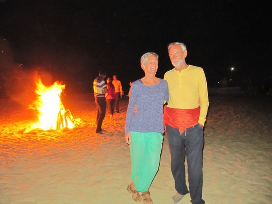 Silvester war super toll. Die Inder/innen kommen alle an den Strand, picknicken im Sand, Feuer werden angezündet. Natürlich gibt es um 24.00 Uhr reichlich Feuerwerk, in 1. Linie bei den großen Hotels. Die Inder sind da eher auf haufenweise Kracher spezialisiert.