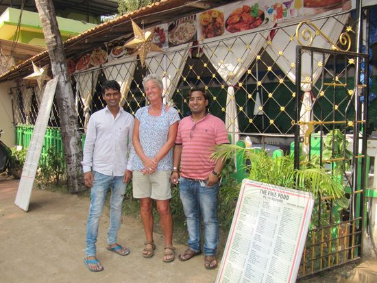 Rahul, Hillo und Karren (v.l.) vor dem Fine Food.