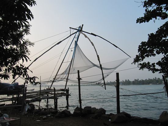An der Nordspitze der Halbinsel Fort Kochi befinden sich die berühmten Chinesischen Fischernetze. Sie sollen schon im 13. Jahrhundert durch chinesische Kaufleute eingeführt worden sein. Die schweren Holzkonstruktionen, an denen Netze hängen, werden vor allem bei Hochwasser genutzt. Zu ihrer Handhabung (Hebelgesetze) werden mindestens vier Männer benötigt.